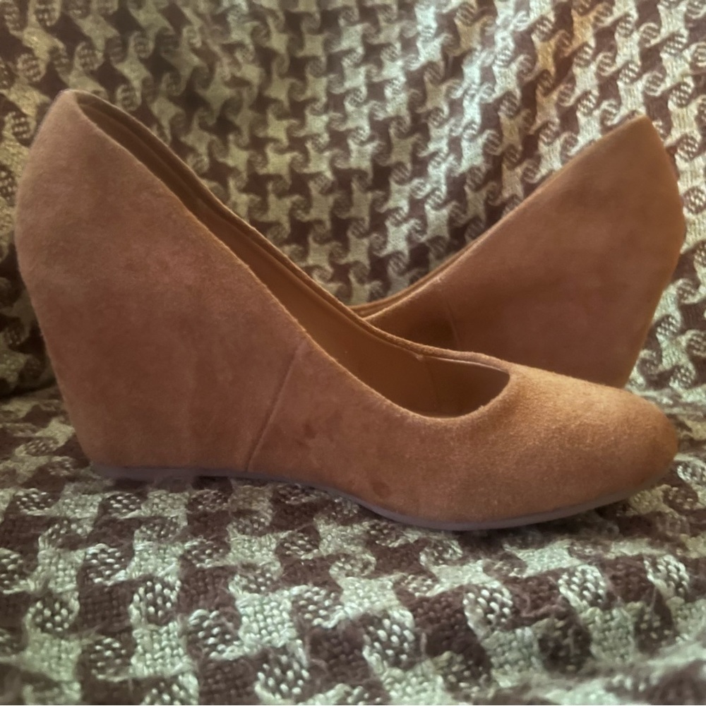 NWOB “Merona” tan-ish, brown-ish, rust color wedges